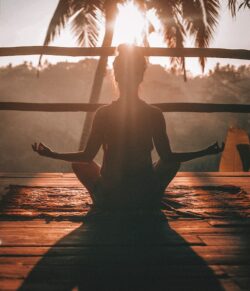 Stress abbauen, Yoga, StudySmarter Magazine