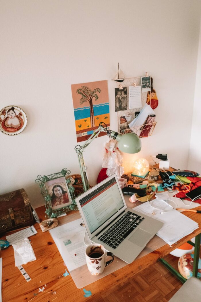 Ordnung Studentenzimmer einrichten StudySmarter