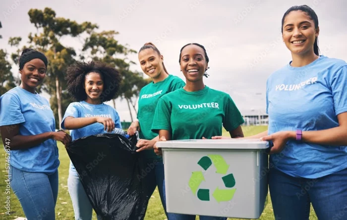Voluntariado en verano Voluntarias en un parque reciclando StudySmarter