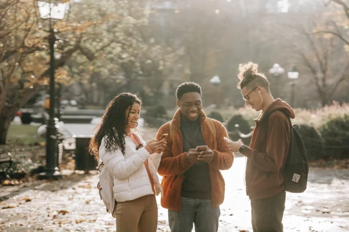 Hacer amigos, Students meeting and texting , Studysmarter