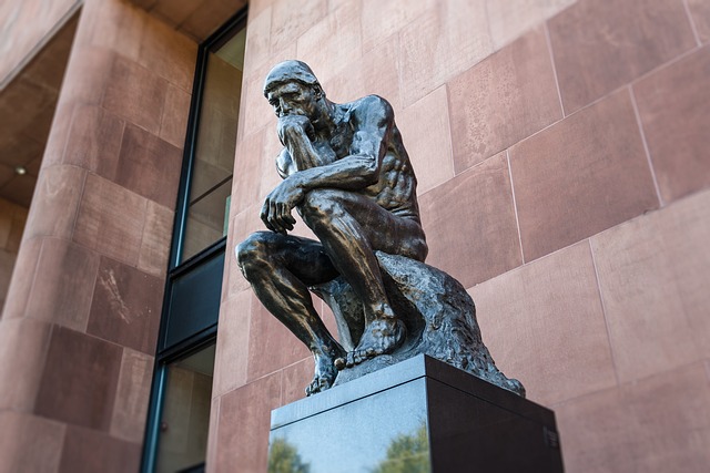 A replication of the famous statue 'The Thinker' by Auguste Rodin. Vaia Magazine